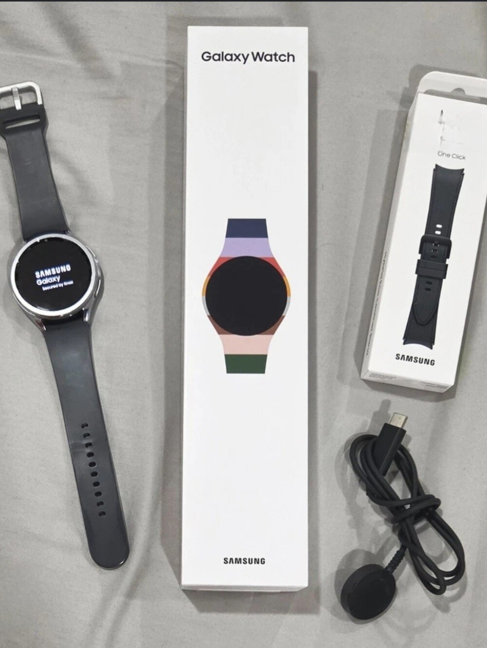 Samsung Galaxy Watch 5 Bundle - Black with Extra Band, Box & Charger